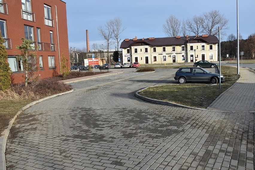 Gorlice. Do urzędu skarbowego na przełaj przez pas zieleni, bo chodnika nie ma. Trzeba też kluczyć między zaparkowanymi samochodami