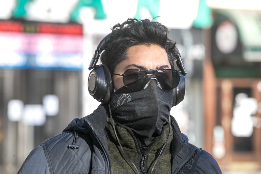 "Bal maskowy" na ulicach Krakowa, czyli jak urozmaicić obowiązek zakrywania ust i nosa. Oryginalne, kolorowe maseczki [GALERIA]
