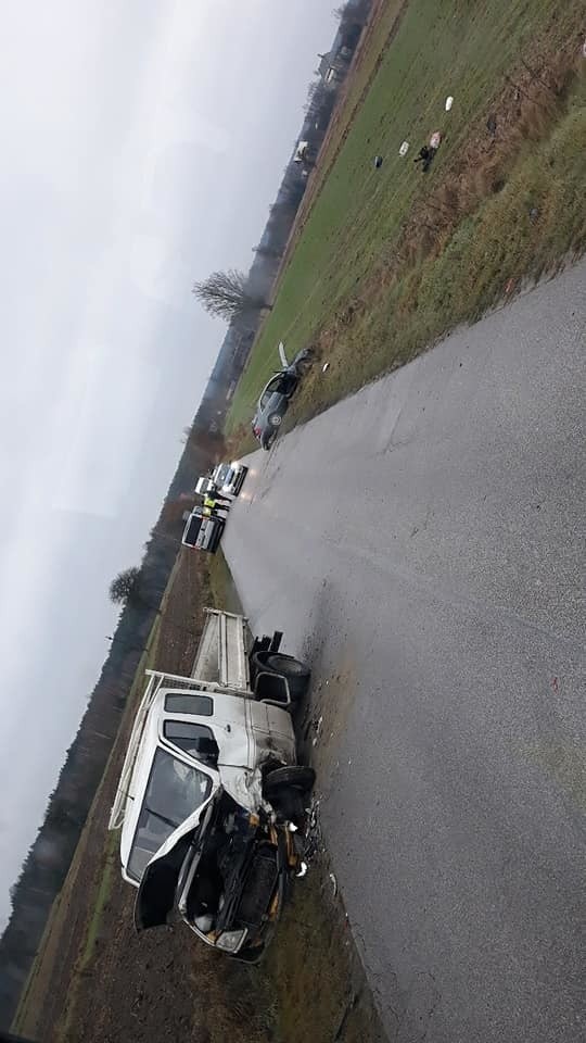 Wypadek w gminie Głowaczów koło Kozienic. Samochód osobowy zderzył się z dostawczym
