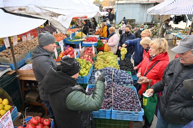 Na kieleckich bazarach we wtorek, 26 października wybór owoców i warzyw był tradycyjnie bardzo duży. Niestety mamy ogromny wzrost cen! Dużo droższe są pomidory, papryka, ogórki. Nieco droższe pieczarki, owoce cytrusowe. Jedyne co w miarę tanie to winogrona i ziemniaki. Przypominamy, że targ działa codziennie, także w niedziele. Każdego dnia tygodnia można kupić warzywa i owoce. Na kolejnych slajdach zobaczcie ceny popularnych owoców i warzyw na kieleckich bazarach we wtorek, 26 października>>>