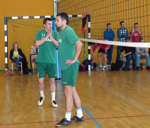 Piłkarze drugoligowej Stali Stalowa Wola (na pierwszym planie Przemysław Żmuda, obok Damian Łanucha) zagrają w niedzielę w siatkarskim turnieju charytatywnym.