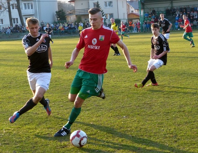 Piłkarze Sokoła Nisko (z piłką Piotr Kiełbowicz) przegrali u siebie z Piastem Tuczempy.