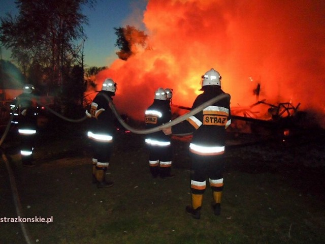 W środę wczesnym rankiem strażacy gasili pożar stodoły w Fałkowie.
