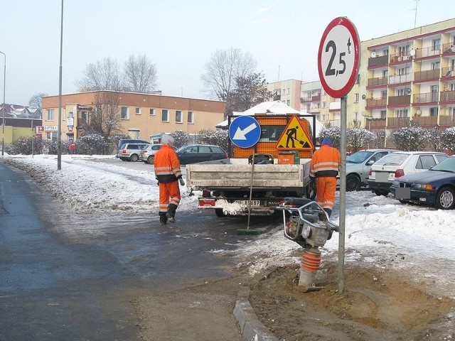 W tym miejscu zapadła się jezdnia. 