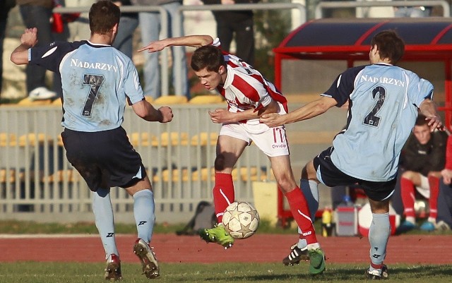 Michał Ogrodnik (przy piłce) strzelił gola na wagę 3 punktów.