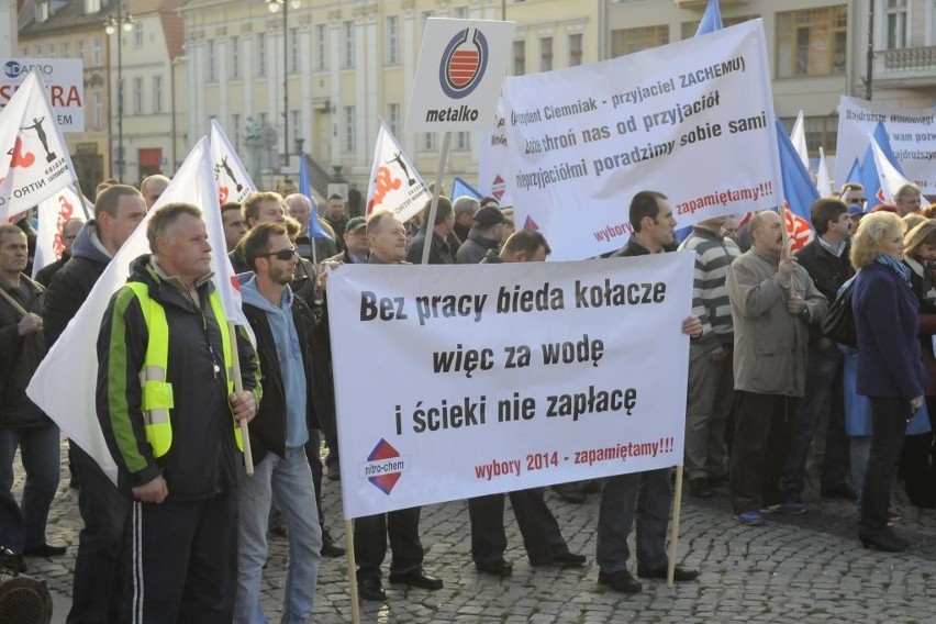 Związkowcy pod bydgoskim ratuszem pojawili się "uzbrojeni” w...