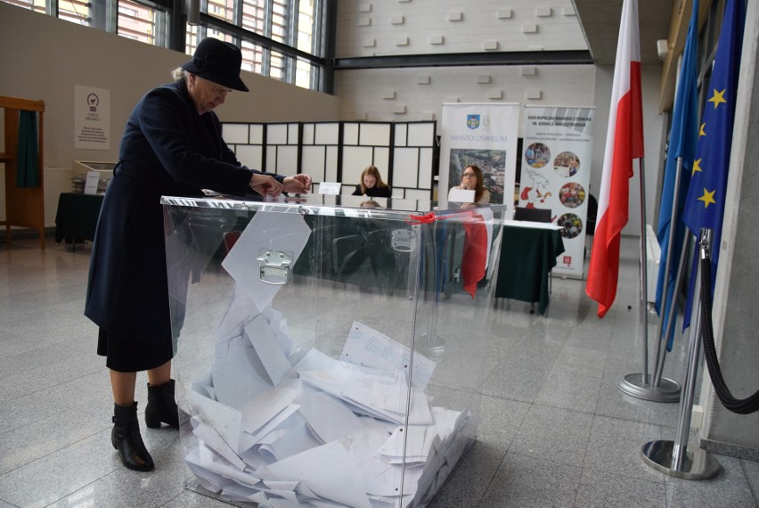 Wybory samorządowe 2018. Mieszkańcy Oświęcimia licznie ruszyli do urn. Głosował też Janusz Chwierut [ZDJĘCIA]