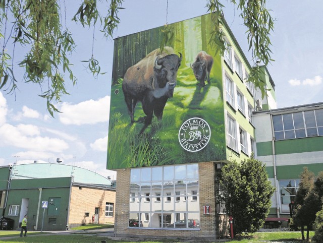 Polmos. Żubry zamiast winorośliDyrekcja firmy zmieniła ją na mural „Żubrówka”. Stworzyli go artyści z agencji GoodLooking Studio.