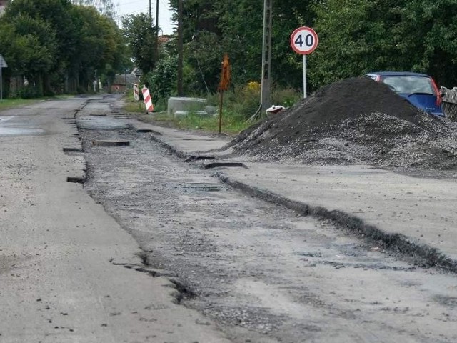 Nowy asfalt powinien tu być już dawno temu (fot. Artur Lawrenc)