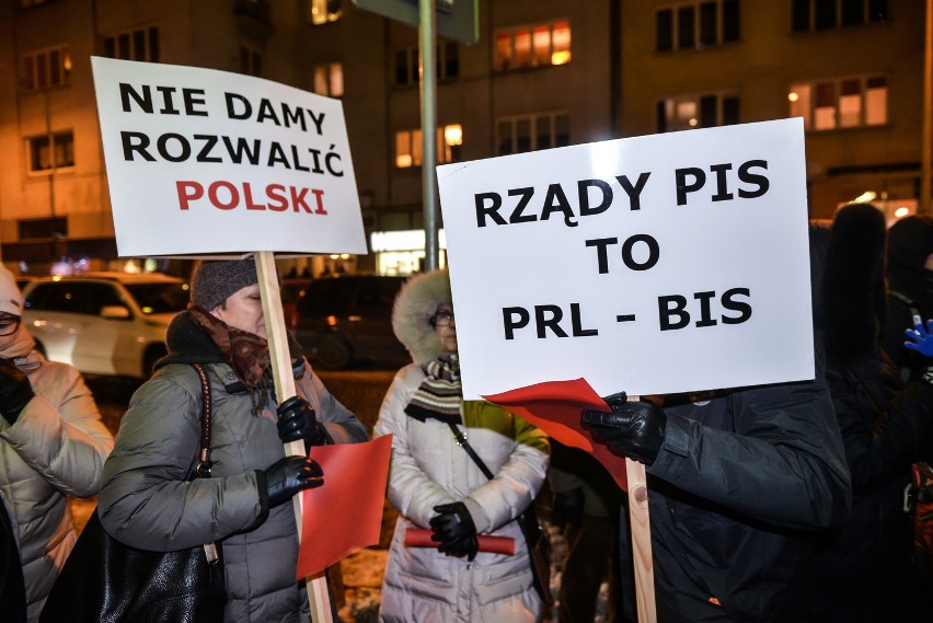 W Gdyni odbyła się pikieta "Solidarnie dla Polski"....