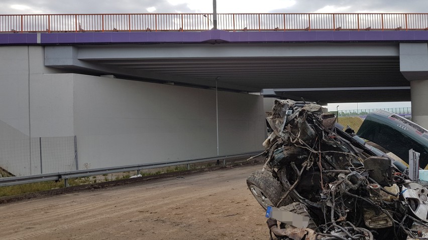 Śmiertelny wypadek na A1 koło Głuchowa. Samochód spadł z wiaduktu [ZDJĘCIA, FILM]