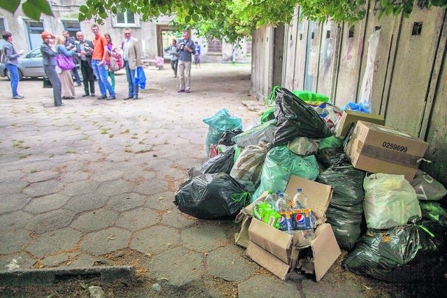 W poniedziałek około godz. 13.30 na podwórku przy ul. Limanowskiego 119 zalegała góra odpadów.