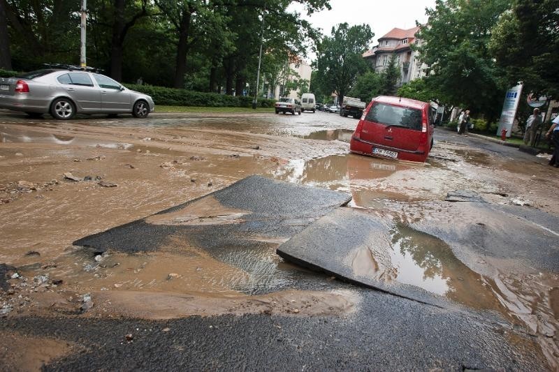 02.07.2012. Pęknięta rura na rondzie na Powstańców Śląskich