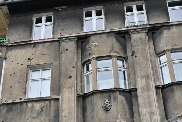 Naloty nie oszczędziły kamienic przy ul. Pestalozziego. Ślady po kulach nadal są wyraźnie widoczne.Kolejne slajdy można oglądać za pomocą strzałek lub gestów >>>