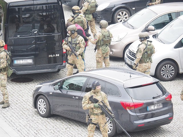 We wtorek z powodu ćwiczeń policji mieszkańcy Łodzi napotkali duże utrudnienia w okolicach dworca Fabrycznego. Policja prosiła o zachowanie spokoju i stosowanie się do poleceń służb.