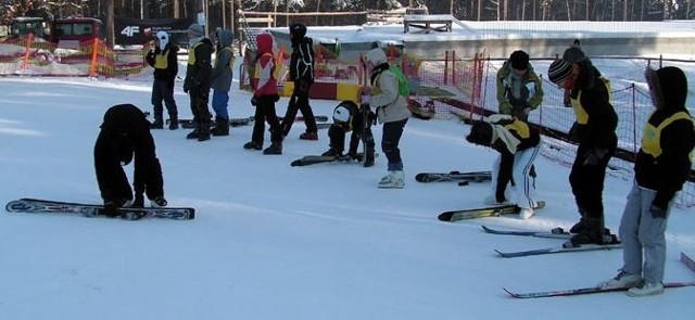 Dzieci z Kielc podczas ferii chętnie uczestniczyły w zajęciach nauki jazdy na nartach na Stadionie
