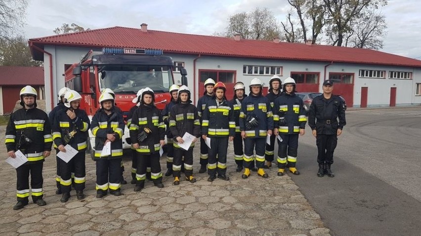 18 nowych strażaków w powiecie starachowickim. Na kursie musieli nawet przejść przez ogniowy labirynt