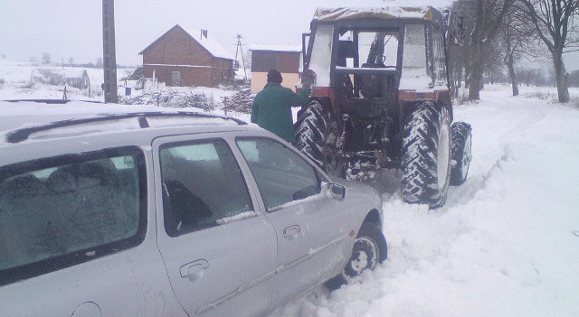 Zmagania ze śniegiem na drodze w Jeleninie koło Szczecinka. 