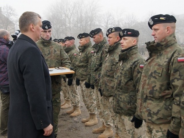 Minister obrony narodowej Tomasz Siemoniak wręczył 64 żołnierzom Gwiazdy Afganistanu.