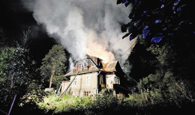Ostatni pożar domu stojącego przy ul. Tuwima w Zakopanem był trudny do zwalczenia. Pustostan leżący nieopodal Krupówek około 90 strażaków gasiło w środku nocy przez blisko 9 godzin