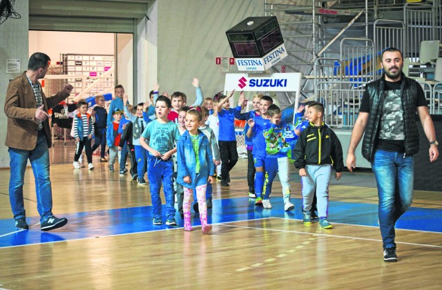 W niedzielę w koszalińskiej hali widowiskowo-sportowej w Koszalinie najmłodsi fani halowej piłki nożnej trenowali moment wyprowadzenia zawodników futsalu. Na parkiet w tej właśnie roli oficjalnie wyjdą w najbliższy wtorek, 26 września, przed meczem reprezentacji Polski i Węgier. Początek rywalizacji o godzinie 18:30. O wsparcie drużyny narodowej apeluje sam selekcjoner Reprezentacji, Andrzej Bianga – Ze swojej strony gwarantujemy walkę od pierwszej do ostatniej sekundy. Nasi kibice wielokrotnie pokazali, że możemy liczyć na ich wsparcie. Mam nadzieję, że w Koszalinie po raz kolejny nie zawiodą – komentuje polski szkoleniowiec. Wiadomo już, że w hali pojawi się komplet kibiców, bowiem wszystkie bilety - a było ich 3000 - zostały sprzedane.