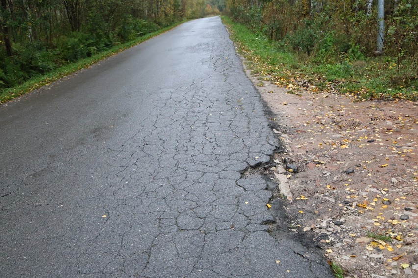 Powiat skarżyski wyremontuje drogę w Zaskalu. Odcinek jest w fatalnym stanie i wymaga renowacji. Podpisano umowę z wykonawcą. Zdjęcia
