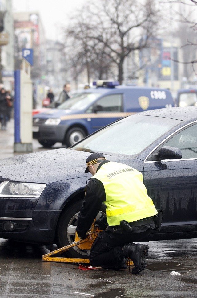 O działaniu straży miejskiej mają świadczyć nie tylko blokady na kołach