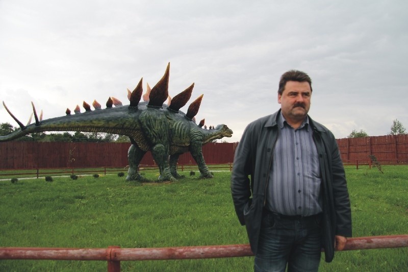 Park dinozauró w Radymnie to dzieło Andrzeja Wanio (na...