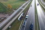 Samochód ciężarowy wypadł z drogi na S11w okolicach Koszalina [ZDJĘCIA]