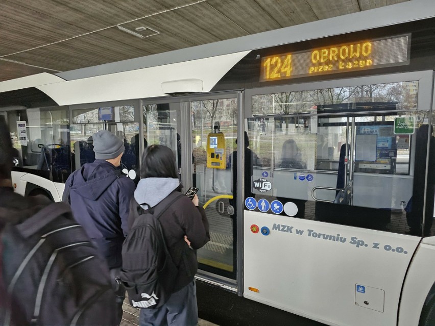 Autobus linii nr 124 ma ułatwić dojazd do szkół w Toruniu i...