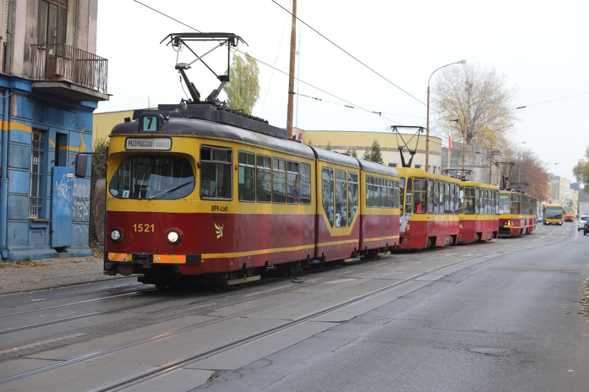 Wypadek na Przybyszewskiego - tramwaj uderzył w dwa samochody, jedna osoba ranna