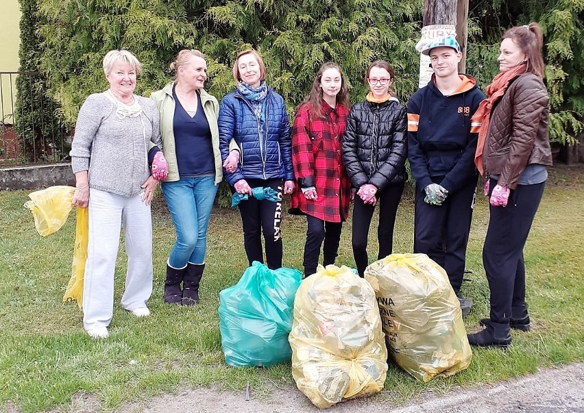 Mieszkańcy Niwek przez kilka dni zebrali prawie 50 worków śmieci