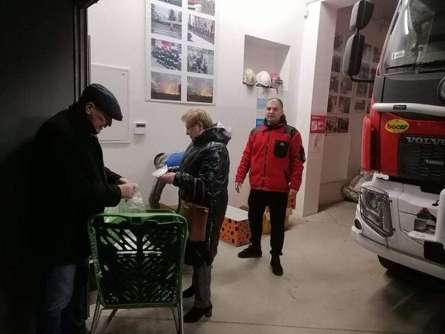 Mieszkańcy Skaryszewa znoszą dary do remizy Ochotniczej Straży Pożarnej.
