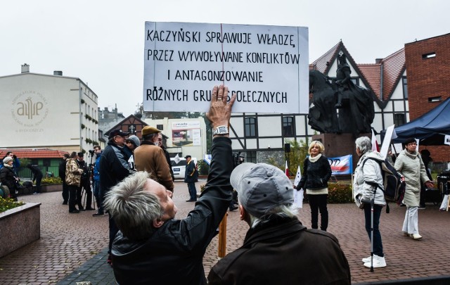 Były transparenty, taczka i wbita na widły dynia. Bydgoski Komitet Obrony Demokracji zorganizował audyt obywatelski. Kilkudziesięciu sympatyk&oacute;w Komitetu Obrony Demokracji manifestowało dzisiaj pod pomnikiem Kazimierza Wielkiego w Bydgoszczy.Zebrani krzyczeli &quot;hop hop wysoko, mamy na rząd oko&quot; i &quot;Dobrej zmiany nie kochamy&quot;. Na transparentach pojawiły się hasła &quot;Nie podglądaj prezesie suwerena na sedesie&quot;, &quot;Łamanie przez PiS Konstytucji gorsze od prostytucji&quot; i &quot;Przed Trybunałem Stanu, a nie w Belwederze Twoje miejsce pisowski frajerze&quot;. Na nabitej na widły dyni, napisali &quot;Coś z dynią ma kurator&quot;, czym nawiązali do apelu Marka Gralika, kt&oacute;ry prosił szkoły, aby nie organizowały zabaw z okazji zbliżającego się Halloween. Czytaj więcej: Kurator krytykuje Halloween, nauczyciele się dziwią Demonstrację nazwano &bdquo;Pod pomnikiem Kazimierza Wielkiego rozliczamy rok rząd&oacute;w Jarosława Małego&rdquo;.Podobna manifestacja odbyła się r&oacute;wnież w Toruniu.Zobacz: &quot;Rok rządu i dość!&quot;. Manifestacja KOD w Toruniu [zdjęcia]Więcej w poniedziałkowej &quot;Gazecie Pomorskiej&quot;.&lt;center&gt;&lt;iframe src=&quot;http://get.x-link.pl/9e63d974-e10e-0dde-8e84-ce426bcefe34,224faa18-2180-8ca5-0dce-542bfe5d65f1,embed.html&quot; width=&quot;640&quot; height=&quot;360&quot; frameborder=&quot;0&quot; webkitallowfullscreen=&quot;&quot; mozallowfullscreen=&quot;&quot; allowfullscreen=&quot;&quot;&gt;&lt;/iframe&gt;&lt;/center&gt;