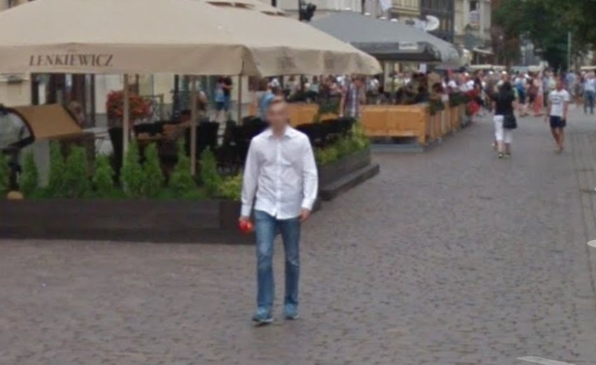 Tak wygląda moda na ulicach Torunia. Stylizacje mieszkańców na zdjęciach z Google Street View [ZDJĘCIA]
