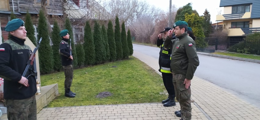 Strażacy z Lipska i powiatu oraz służby mundurowe upamiętnili Józefa Piłsudskiego. W rocznice urodzin złożyli kwiaty pod pomnikami