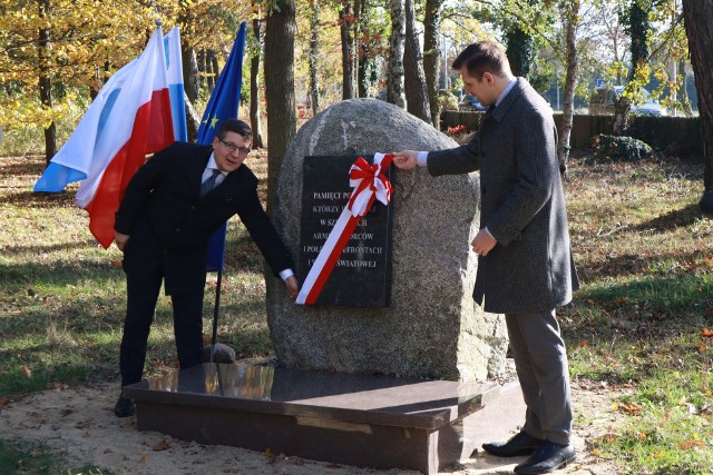 Na cmentarzu wojennym w Gadce Starej we wtorek 25 października odsłonięty został pomnik poświęcony pamięci Polaków, którzy walczyli w szeregach armii zaborców i polegli na frontach I wojny światowej. W uroczystości udział wzięli m.in. wojewoda łódzki oraz burmistrz Rzgowa.Pomnik znajduje się niedaleko wejścia na cmentarz. Jak zaznaczył Mateusz Kamiński, burmistrz Rzgowa, upamiętnienie poległych jest możliwe dzięki współpracy lokalnego samorządu z władzami województwa, którym zależało, by powstało tu miejsce pamięci narodowej.Czytaj dalej