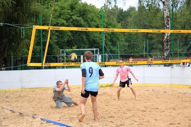 Boisko do siatkówki plażowej już teraz jest oblegane