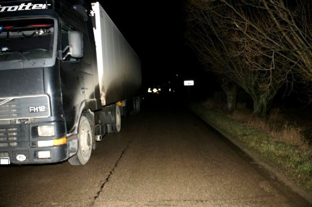 Na tej nieoświetlonej drodze ciężarowe volvo najechało na 57-latka.
