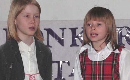 W najmłodszej kategorii triumfowała Klaudia Duchnicz (z prawej). W starszej Lidia Kiela. Obydwie są uczennicami Szkoły Podstawowej nr 3 w Choszcznie. 
