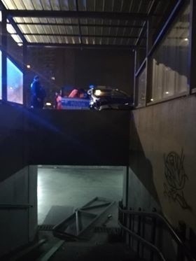 Wypadek w Sosnowcu: Policyjny radiowóz uderzył w wiatę przejścia podziemnego