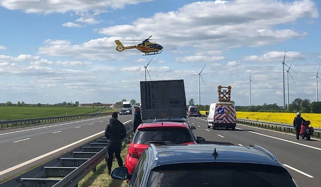 Do śmiertelnego wypadku doszło we wtorek, 14 maja, na S3 na wysokości Sitka koło Myśliborza (woj. zachodnio-pomorskie).Z informacji przekazany przez Czytelników wynika, że samochód osobowy wjechał w maszynę lub pojazd kosiarzy zajmujących się pielęgnacją poboczy trasy S3.Na miejsce dotarły służby ratunkowe. Droga w kierunku Szczecina jest zablokowana. Wylądował również śmigłowiec lotniczego pogotowia ratunkowego.Z informacji świadków wiadomo, że na miejscu długo trwała reanimacja kierowcy osobówki. Niestety mężczyzna zmarł.WIDEO: Zwiększone siły na lubuskich drogach. Bezpieczeństwo najważniejsze