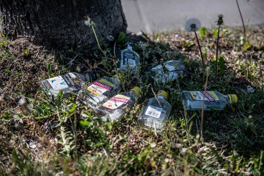 Opodatkowali "małpki" to klienci przerzucili się na "małpy". Tak obchodzą opodatkowanie alkoholu w małych butelkach [Przykłady]