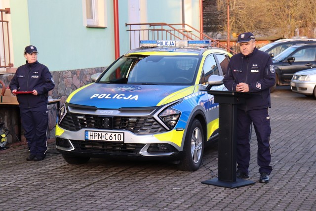 Policjanci z Tuchomia otrzymali gwiazdkowy prezent. Nowoczesny radiowóz Kia Sportage zasilił flotę tuchomskich funkcjonariuszy.