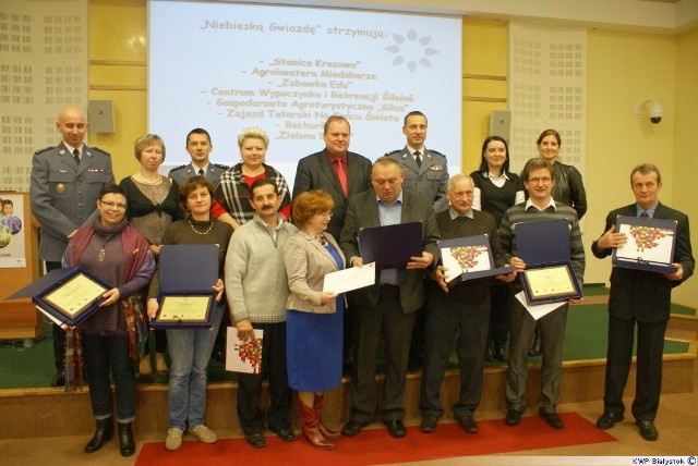 Laureaci konkursu z dyplomami.