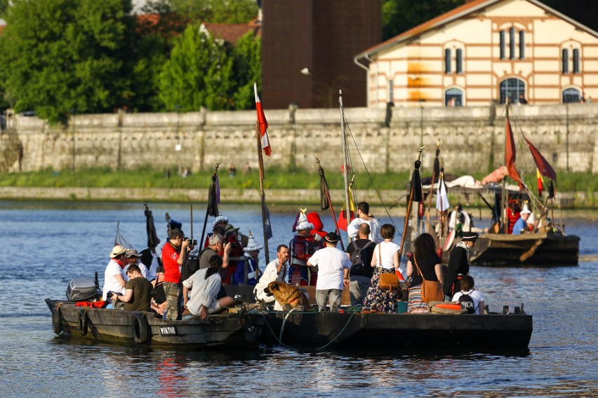 W tym roku trasę pod Wawel Lajkonik pokonał Wisłą. Tak przebiegła jedna z najstarszych tradycji Krakowa [ZDJĘCIA]