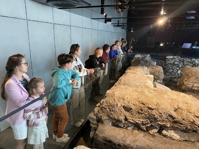 Mnóstwo ludzi w niedzielę zwiedzało podziemną trasę w Muzeum Archeologicznym w Wiślicy.