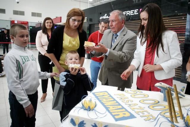 50 tys. pasażer otrzymał tort od Ryanaira