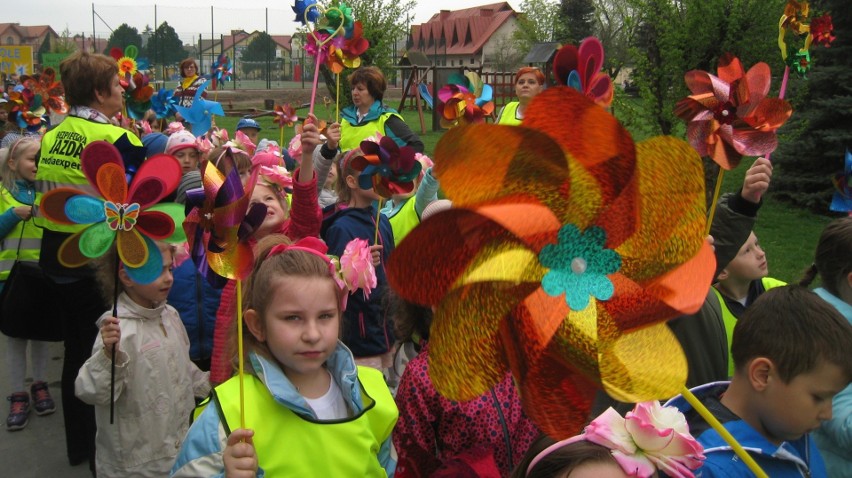 Kolorowy zawrót głowy, czyli barwny korowód kazimierskiej "jedynki" z okazji 90-lecia szkoły