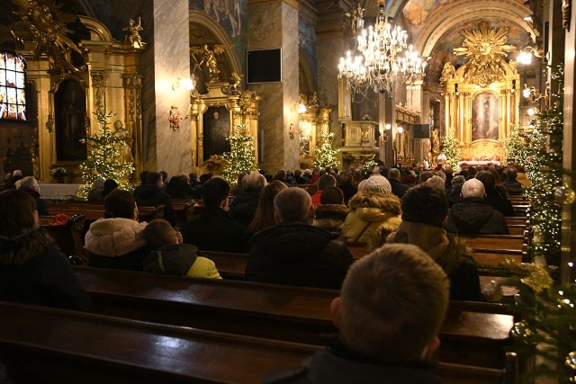 W sobotę, 26 grudnia w kieleckich kościołach wierni modlili się przy pięknych szopkach. W drugi dzień Świąt Bożego Narodzenia nasz reporter odwiedził Bazylikę katedralną Wniebowzięcia Najświętszej Maryi Panny, Kościół Garnizonowy pod wezwaniem Najświętszej Marii Panny Królowej Polski i parafię pod wezwaniem Świętego Wojciecha w Kielcach. Zobaczcie zdjęcia na kolejnych slajdach>>>